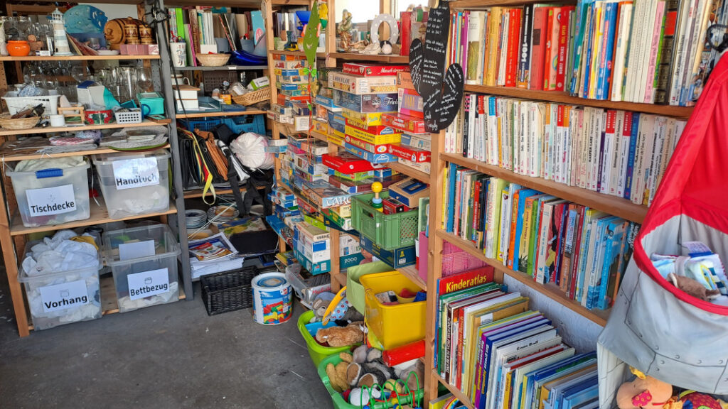 Unsere erste Garage mit Kinderbüchern, Spielen, Puzzles, Schreibwaren und Dekoration 